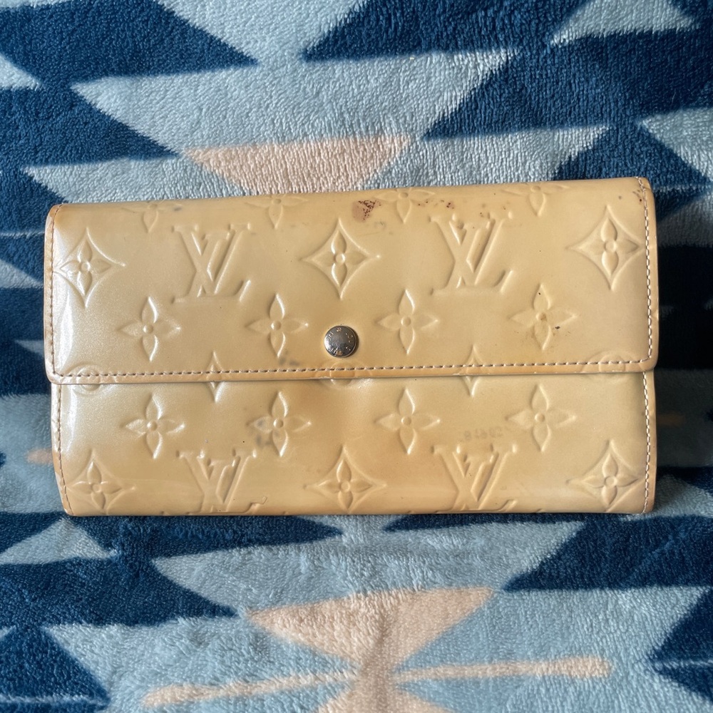 Louis Vuitton Beige Vernis Monogram Sarah Wallet *yellowing/marks